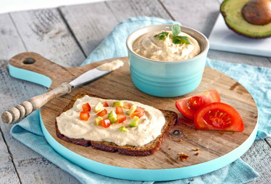 Frischkäse mit Tomate und Avocado