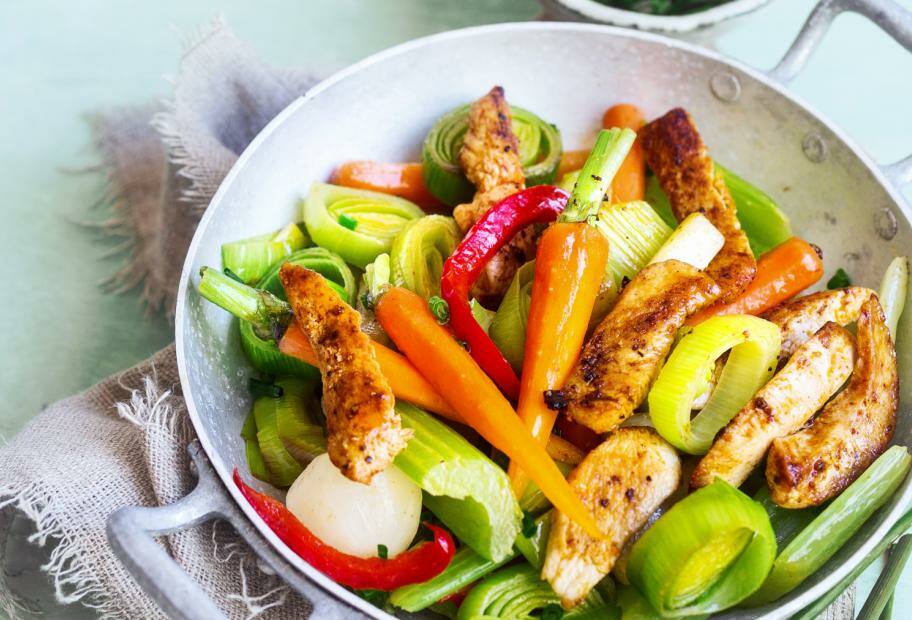 Gemüsepfanne mit gebratenen Hähnchenstreifen