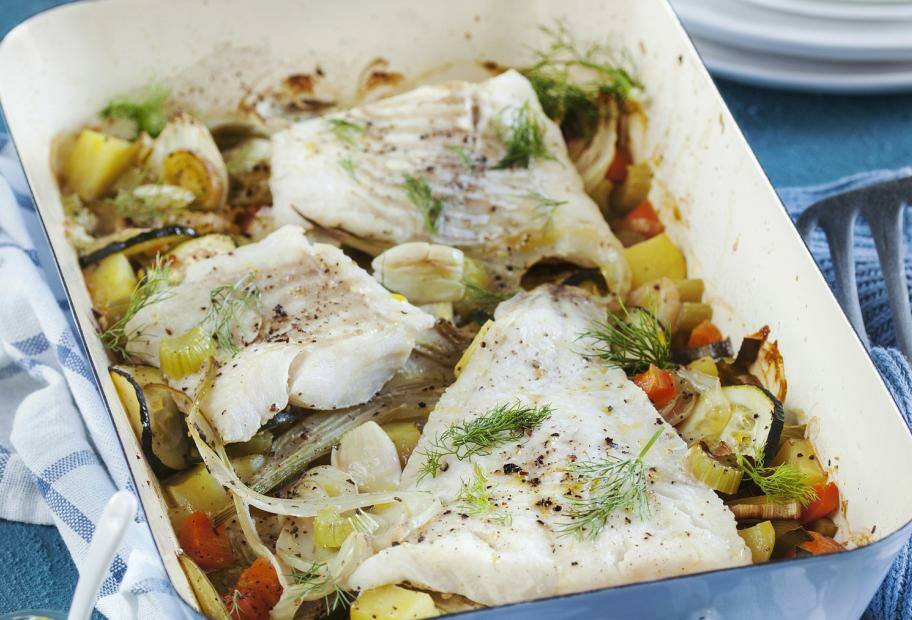 Kabeljau auf buntem Gemüse aus dem Ofen