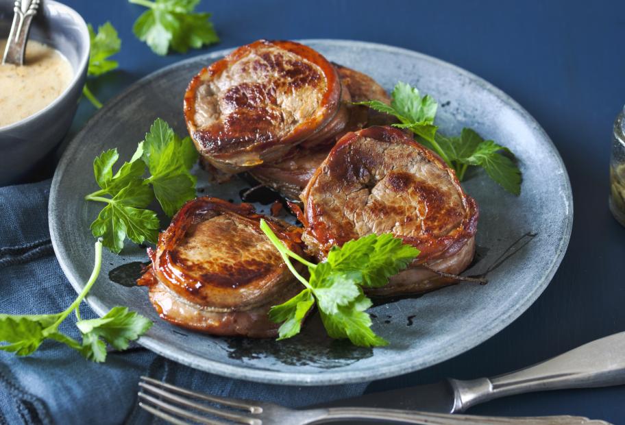 Kalbsmedaillons im Schinkenmantel