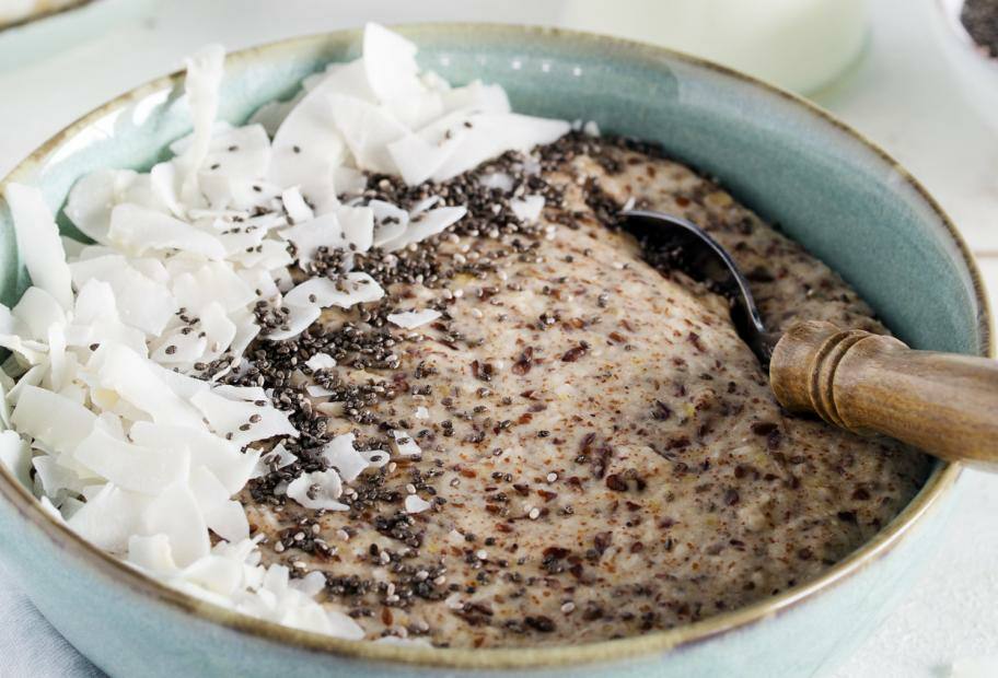 Kokos-Mandel-Porridge mit Samen