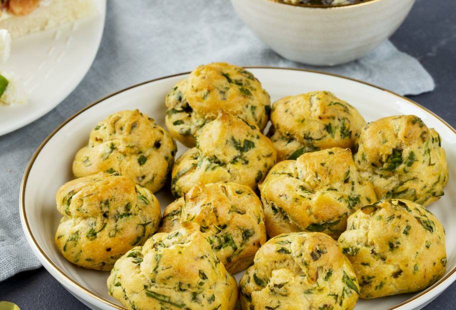 Kräuter-Windbeutel mit Trauben- Gorgonzola-Creme