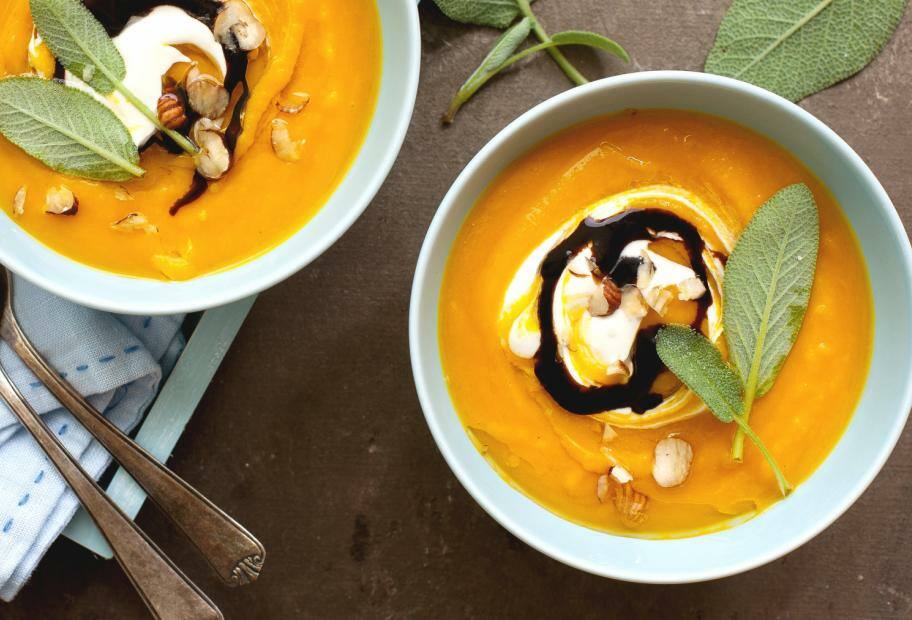Kürbissuppe mit Apfel und Quark-Topping