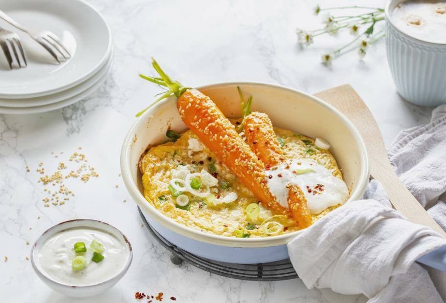 Ofen-Omelett mit Käse und Sesammöhren