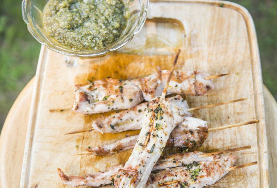 Putenspieße mit Mandel-Kräuterpesto
