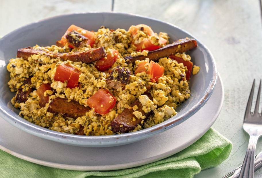 Veganes "Rührei" mit Räuchertofu und Tomaten