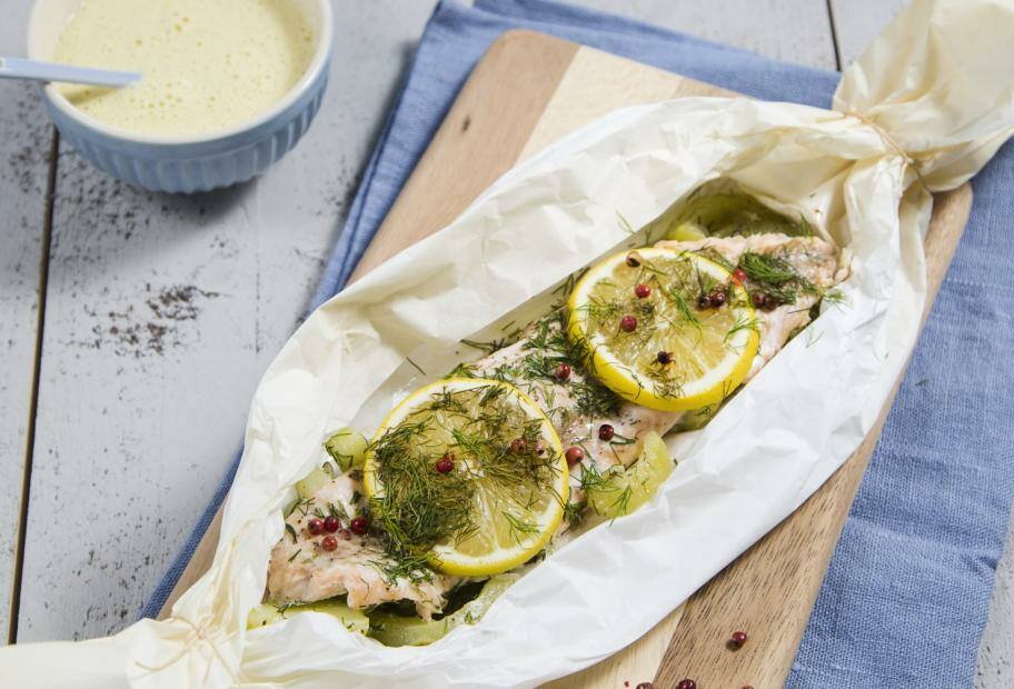 Saibling mit Dillgurken und Senfschaum