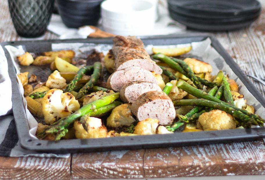 Schweinefilet aus dem Ofen mit Spargel und Blumenkohl
