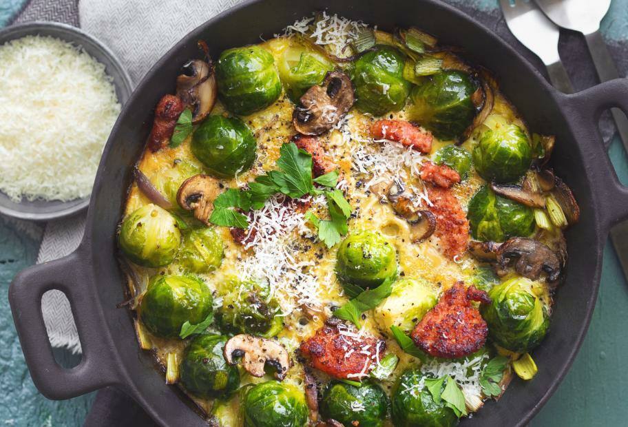 Rosenkohl-Pfanne mit Champignons und Mettwurst