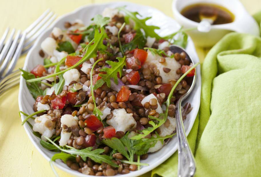 Linsen-Blumenkohlsalat mit Rucola