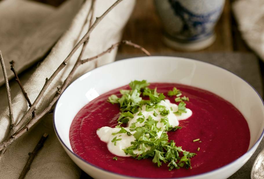 Rote-Bete-Suppe mit Meerrettich-Schmand