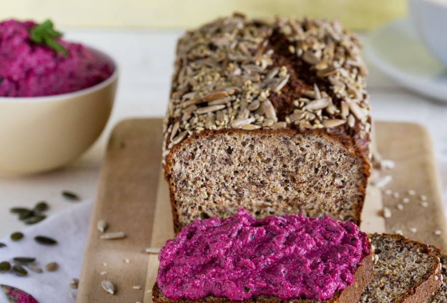 Eiweißbrot mit Rote-Bete-Creme
