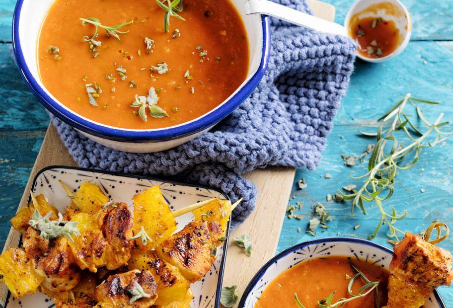 Fruchtige Tomatensuppe mit Hähnchen-Orangen-Spieß