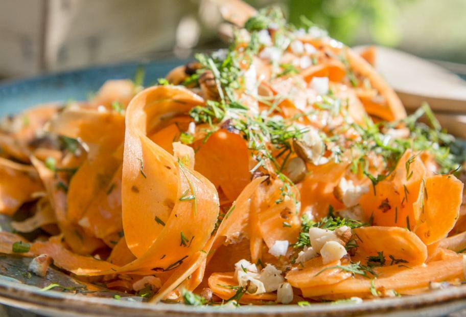 Karottensalat mit Haselnüssen