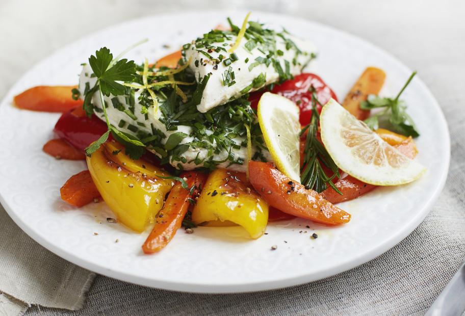 Pochiertes Zitronen-Kräuter-Hähnchen mit gebratenem Gemüse