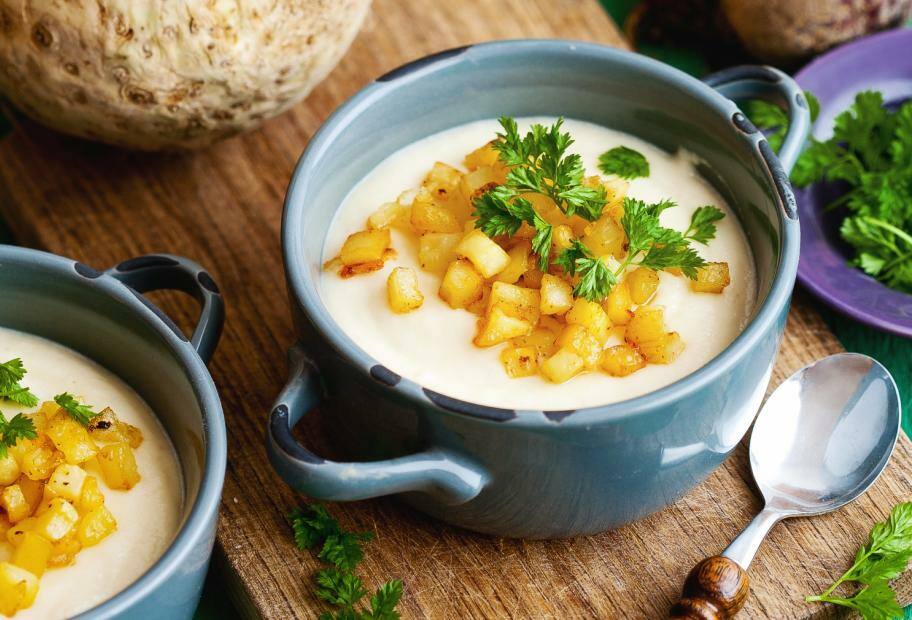 Selleriecremesuppe mit Kartoffelwürfeln