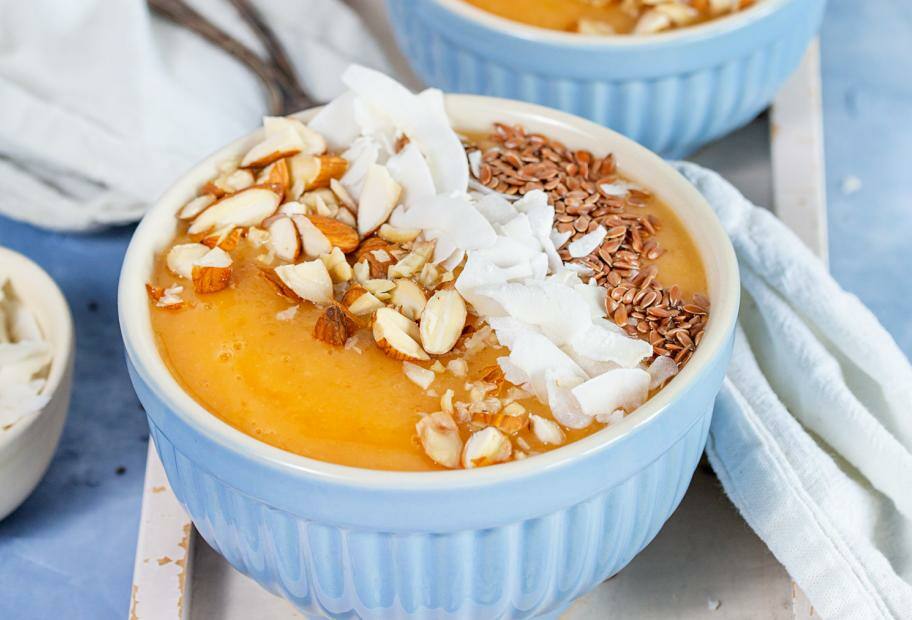 Smoothie Bowl mit Mango und Kokos