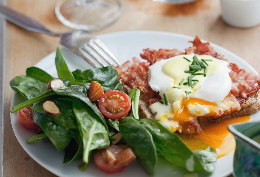 Spinatsalat mit Ei Benedikt | Lowcarb.de