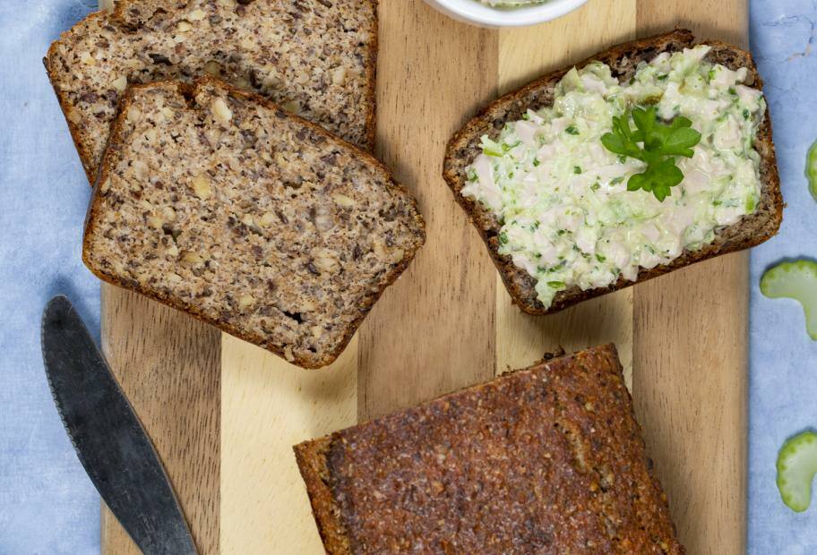 Walnussbrot mit Fleischsalat und Sellerie