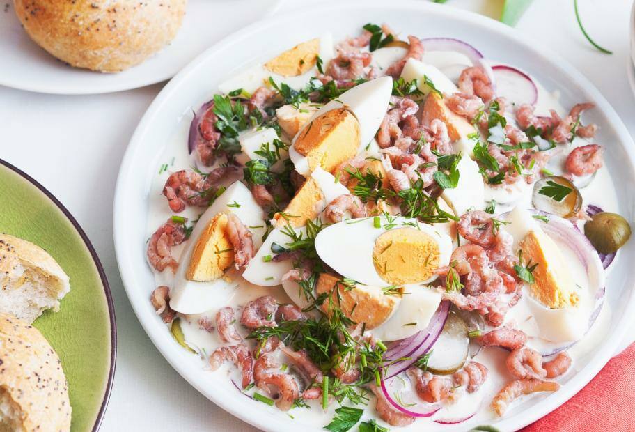 Low Carb-Eiersalat mit Krabben und Kräutern