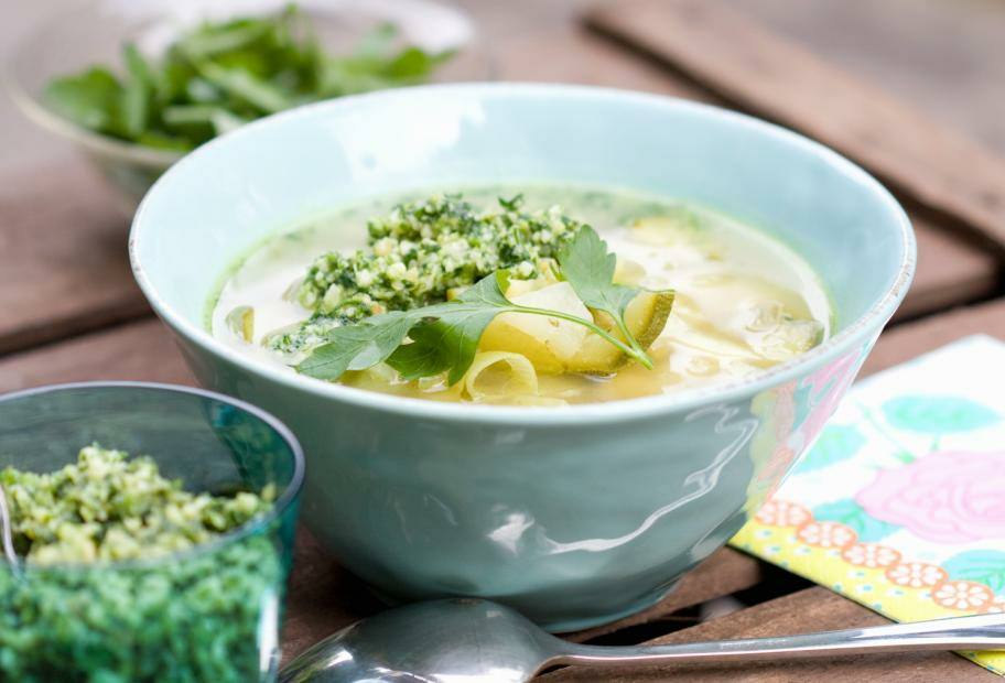 Grüne Gemüsesuppe mit Petersilienpesto