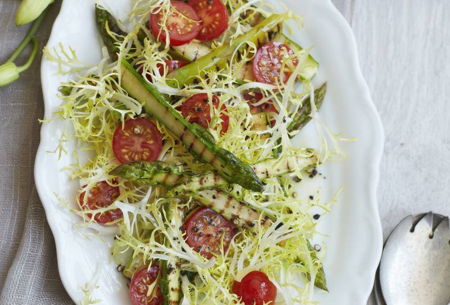 Salat von grünem Spargel
