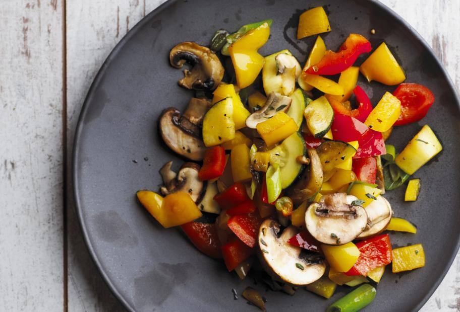 Das schnellste Pfannengemüse mit Champignons, Zucchini und Paprika
