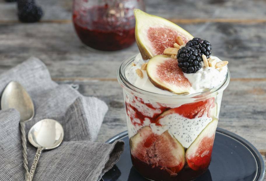 Der beste Chia­pud­ding mit Fei­gen und Brom­bee­ren