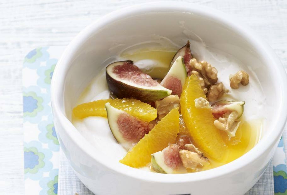 Griechischer Joghurt mit Feigen, Nüssen und feinen Gewürzen