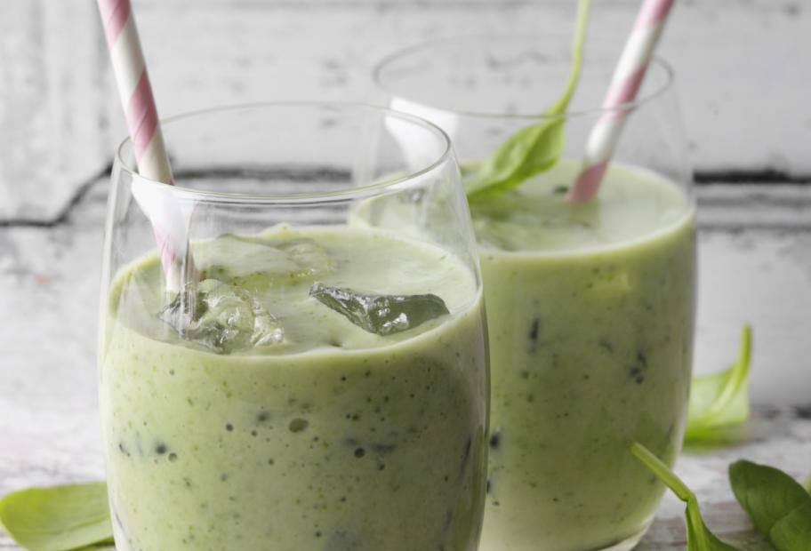 Grüner Smoothie mit Orangensaft und Mandeln