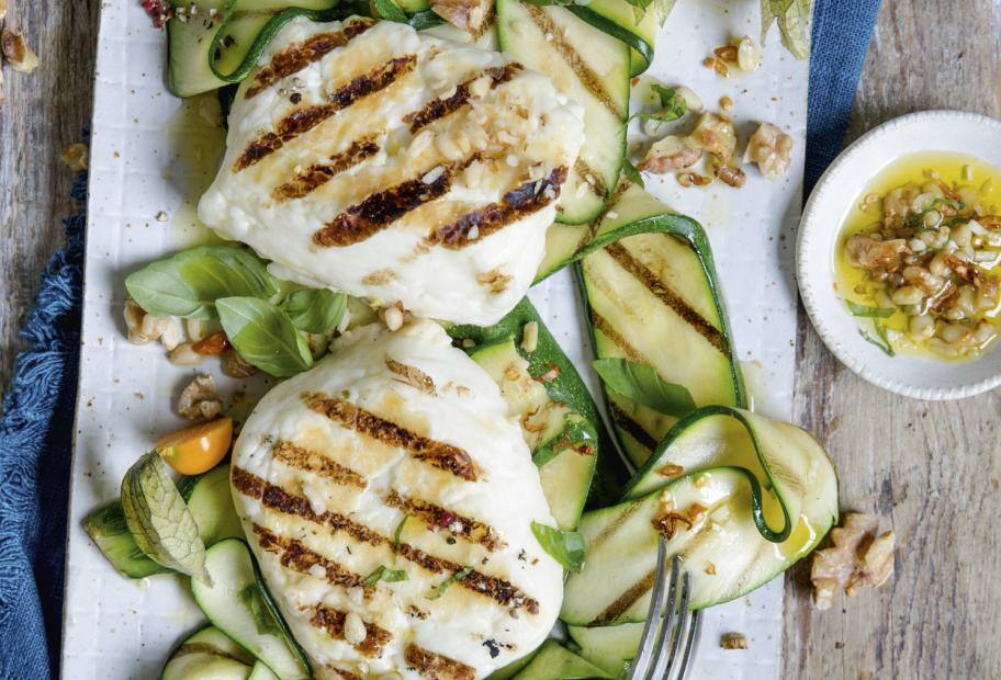 Halloumi mit Grillzucchini und Nussöl