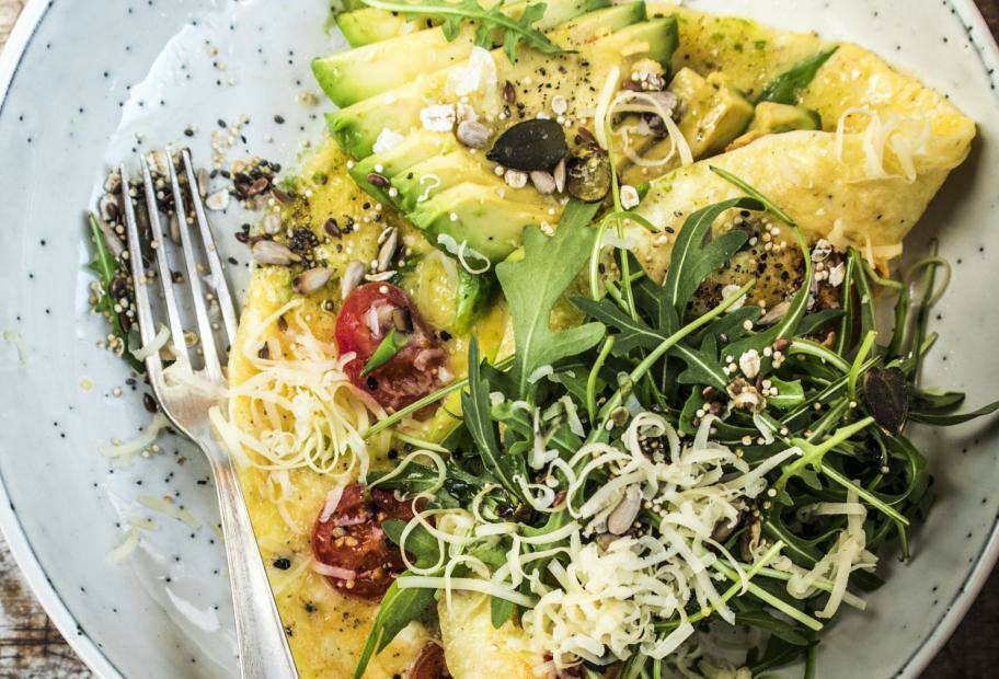 Käse-Omelett mit Avocado