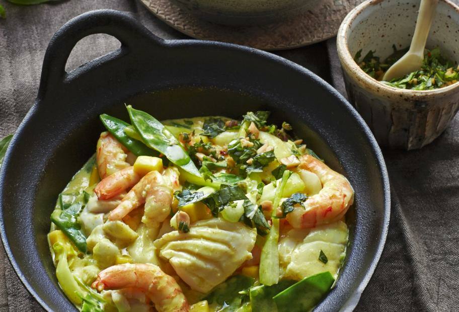 Kokos-Fischcurry mit Garnelen und Mango