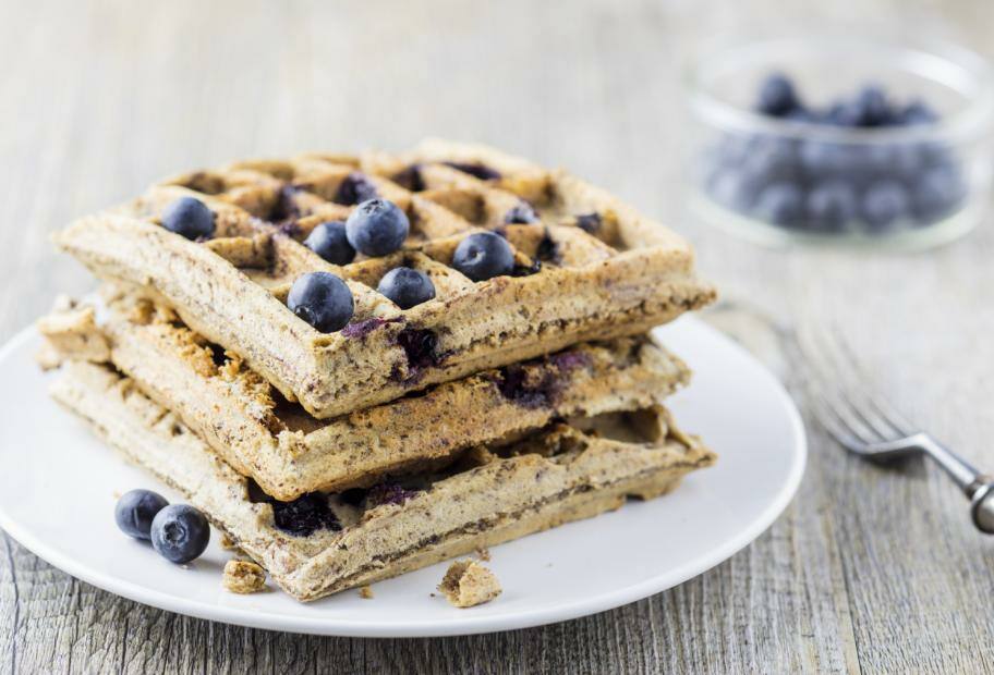 Kokos-Mandel-Waffeln mit Blaubeeren