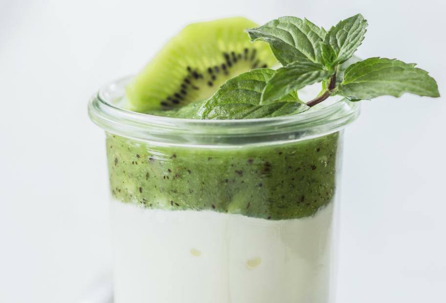 Joghurt mit Man­deln und Kiwi
