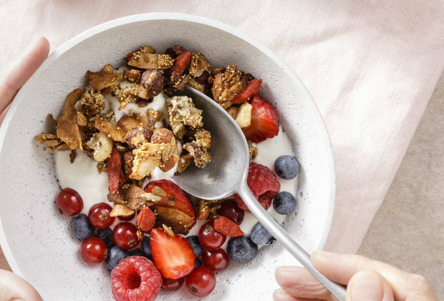 Müsli mit Nüssen und Beeren
