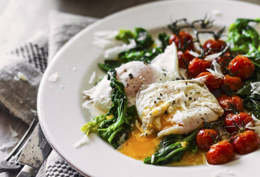 Pochiertes Ei mit Tomaten aus dem Ofen