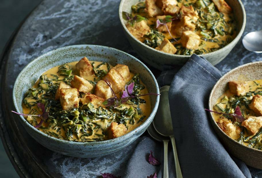 Rotes Schwarzkohlcurry mit frittiertem Tofu