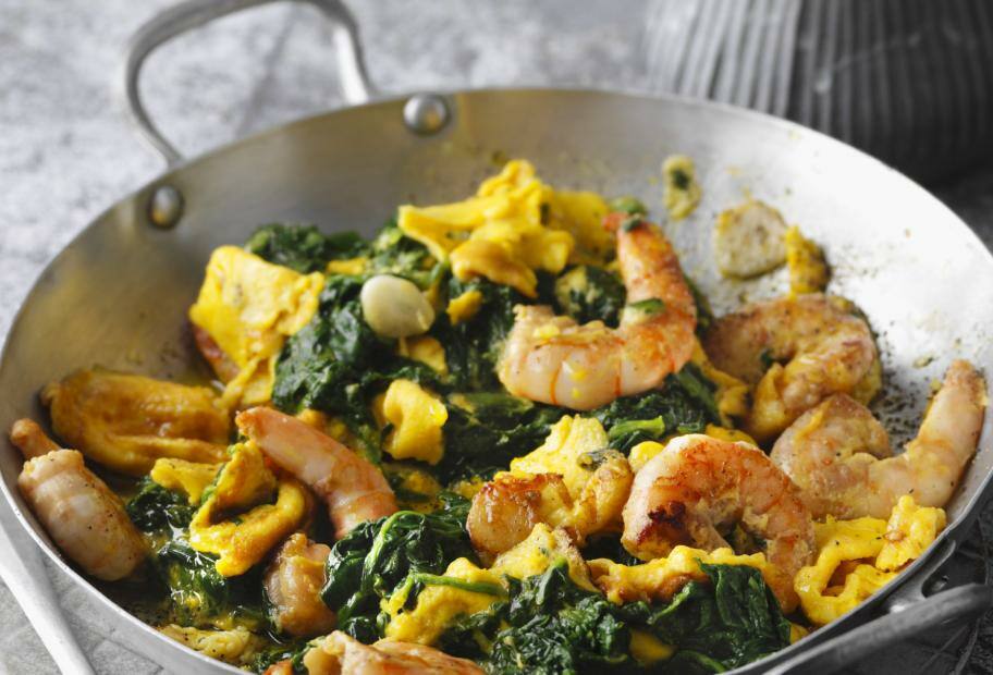 Rührei mit Spinat und Garnelen - schnell und eiweißreich
