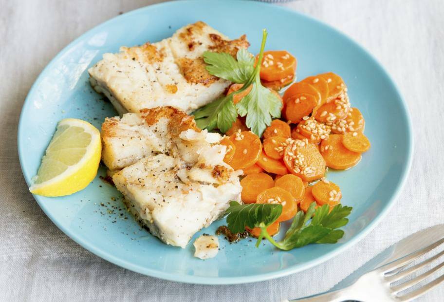 Seelachsfilet mit Möhren und Tomaten-Avocado-Salsa