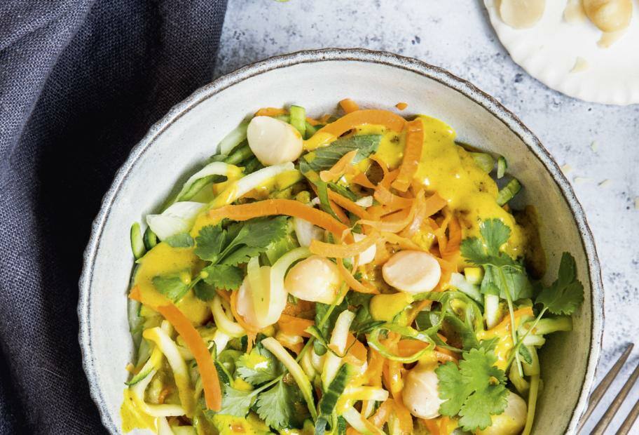Asiatischer Gurken-Karotten-Salat mit Erdnusssauce