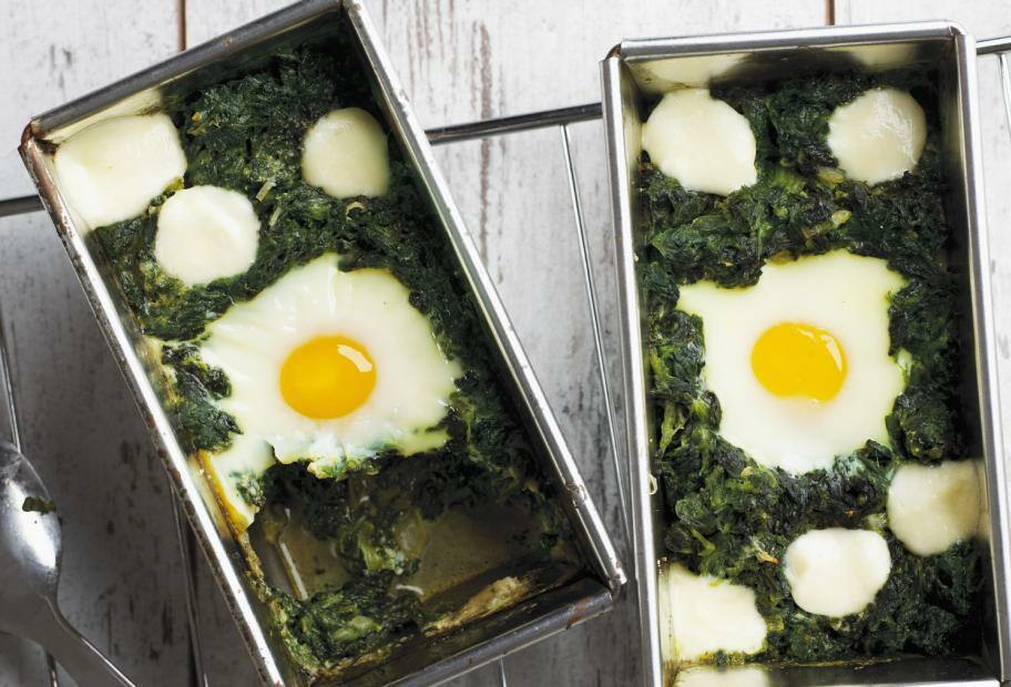 Überbackene Eier im Spinatnest