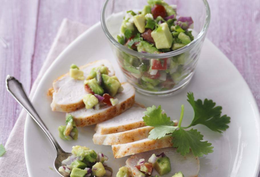 Gebratenes Hähnchenbrustfilet mit Avocado-Tomatensalsa