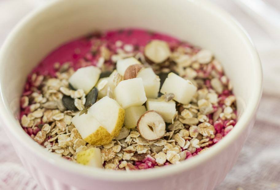 Müsli mit Obst und Rote-Bete-Joghurt