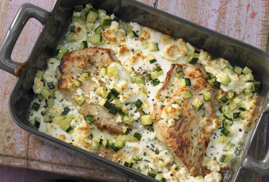 Mediterrane Putenschnitzel mit Zucchini und Feta