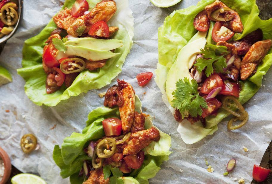 Salat-Wraps mit Hähnchen und Avocado