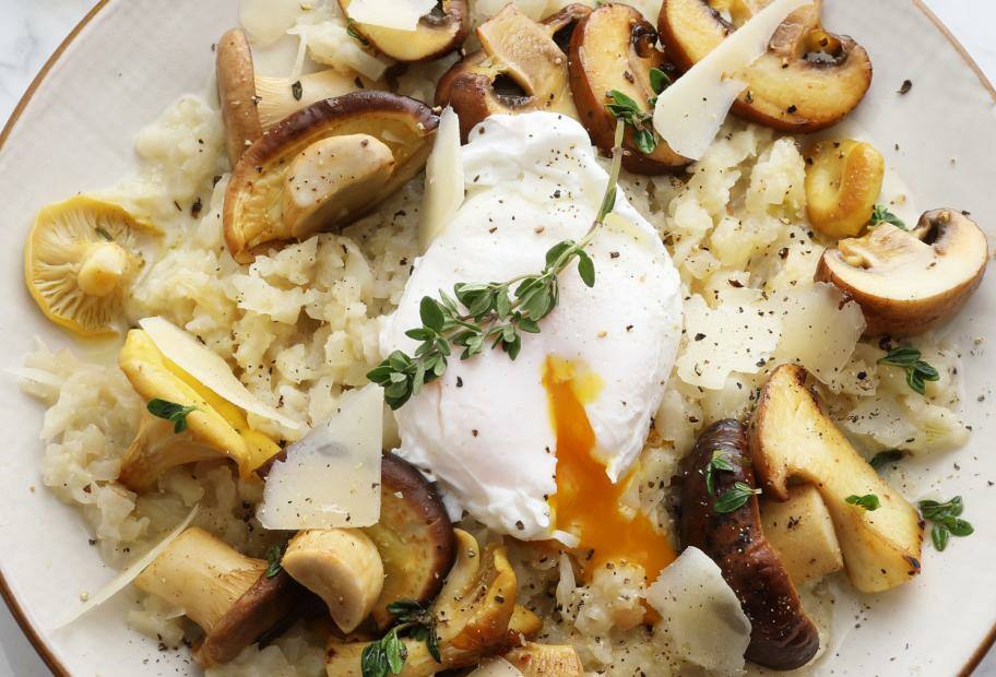 Topisotto mit Pilzen und pochiertem Ei