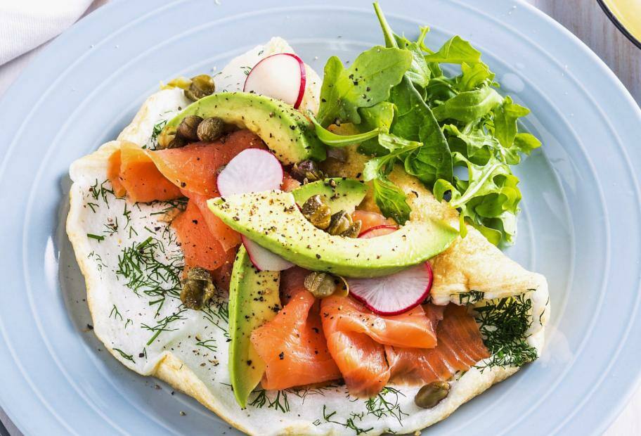 Eiweiß-Omelett mit Dill und Räucherlachs