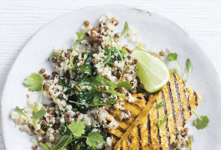 Korma-Tofu mit Blumenkohlreis und Linsen