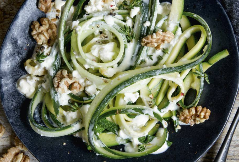 Gemüse-Tagliatelle mit Ziegenfrischkäsesauce